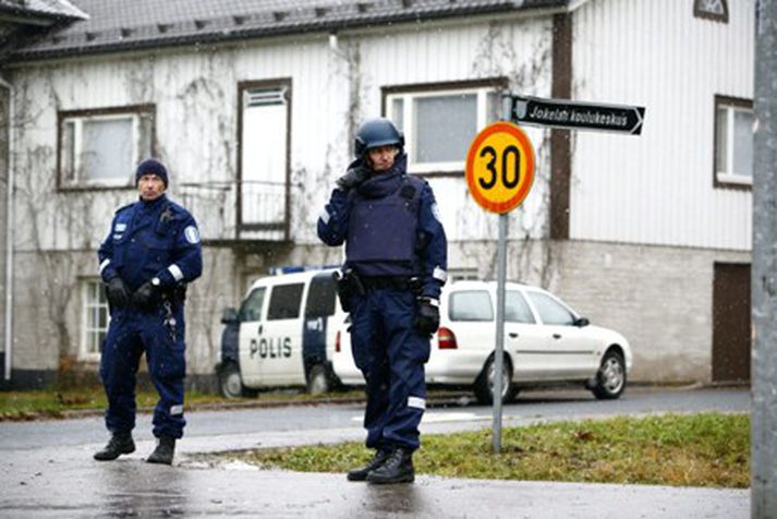 Lögreglumenn hafa umkringt skólann í Tuusula.