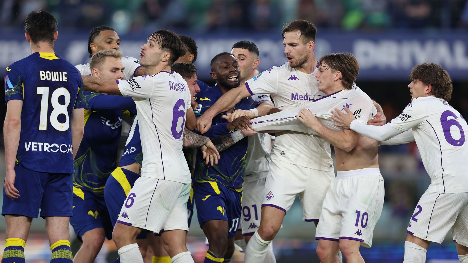 Albert svarar fyrir sig: Með skýr skila­boð til mannsins sem reif treyju hans