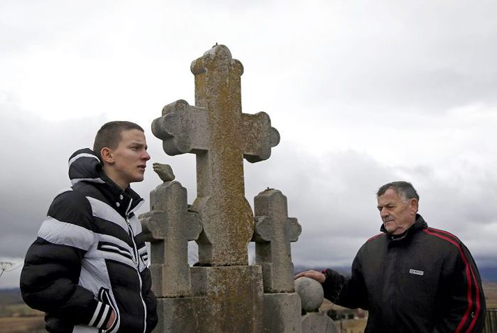 Heimsóttu fjölskyldugrafreitinn Novak Princip ásamt afa sínum, Nikola Princip, sem er bróðursonur Gavrilos. Þeir standa þarna við grafreit Princip-fjölskyldunnar í þorpinu Obljaj í Bosníu.
