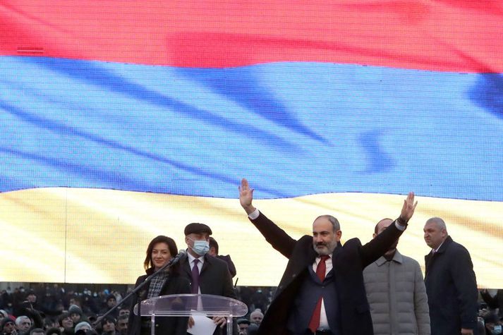 Nikol Pashinyan ávarpaði stuðningsmenn sína á Lýðveldistorginu í Jerevan í gær.