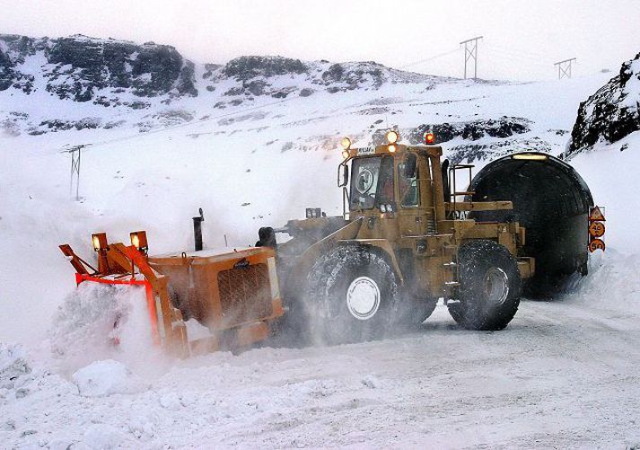 Mennirnir verða að bíða eftir því að Vegagerðin komi þeim til bjargar. 