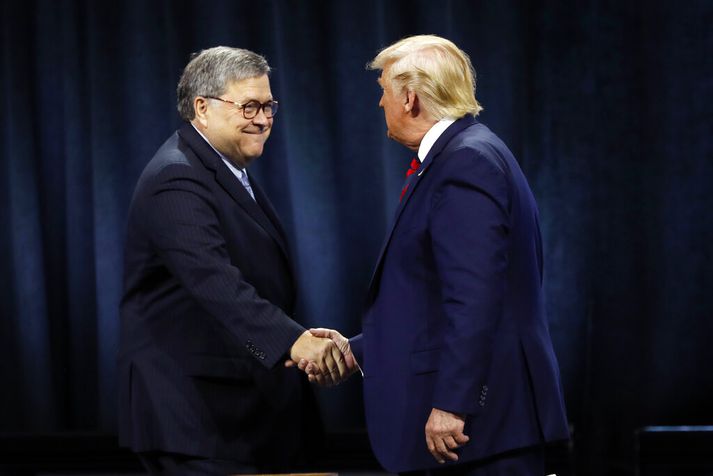 Barr (t.v.) hefur fram að þessu verið talinn einn tryggasti embættismaður Trump. Eftir ummæli hans í gær hafa vangaveltur verið um framtíð hans í embætti en aðrir efast um að ráðherranum hafi verið alvara með gagnrýninni á forsetann.