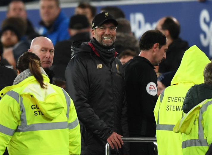 Klopp brosir hér til boltastráksins rétt áður en hann labbar til búningsklefa.