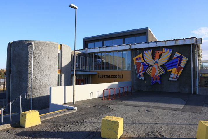 Nemendur í skólanum og foreldrar þeirra velta fyrir sér hvað hafi gengið á í skólanum í dag.