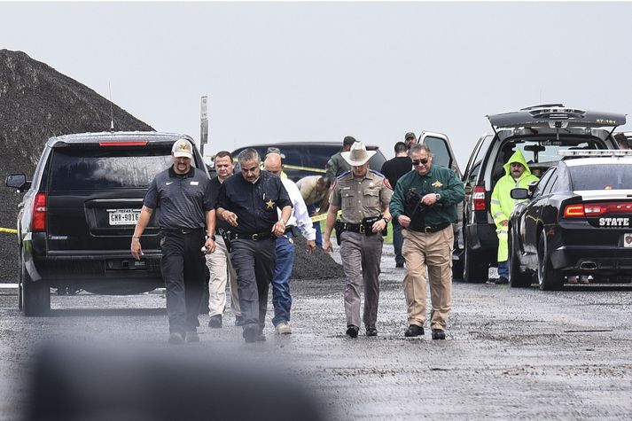 Lögregluþjónar á vettvangi þar sem lík einnar konu fannst í Texas.