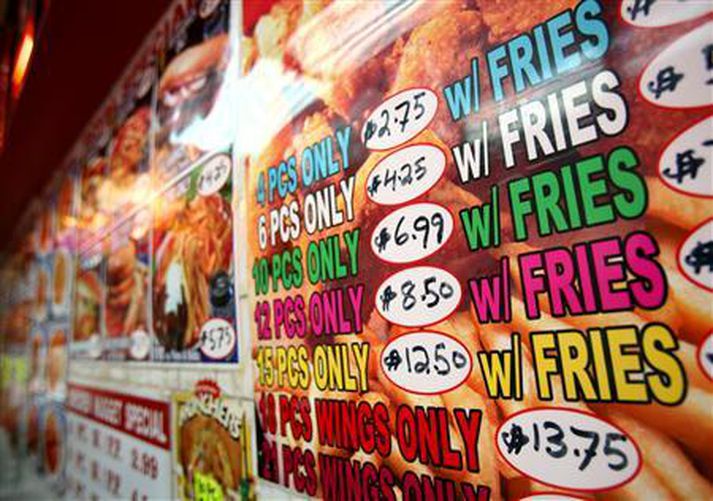 Matseðill á vegg skyndibitastaðar.