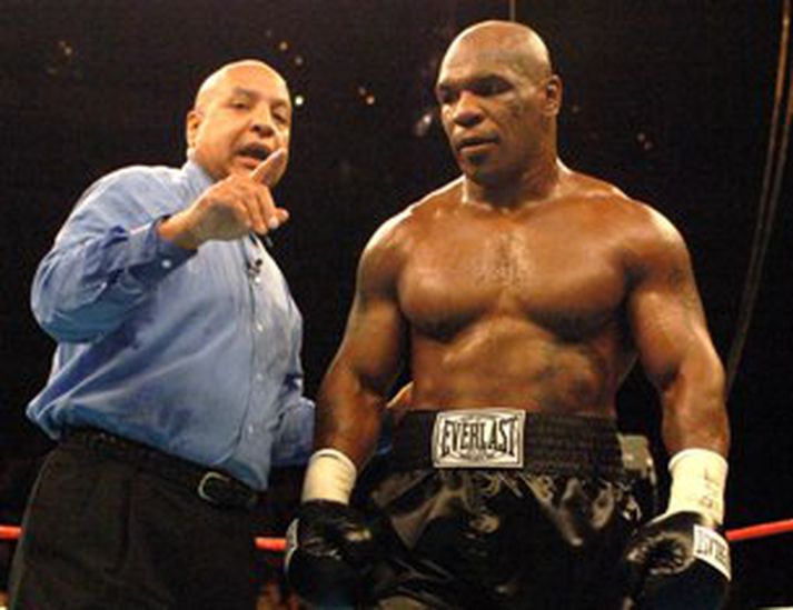 Joe Cortez ræðir við Mike Tyson