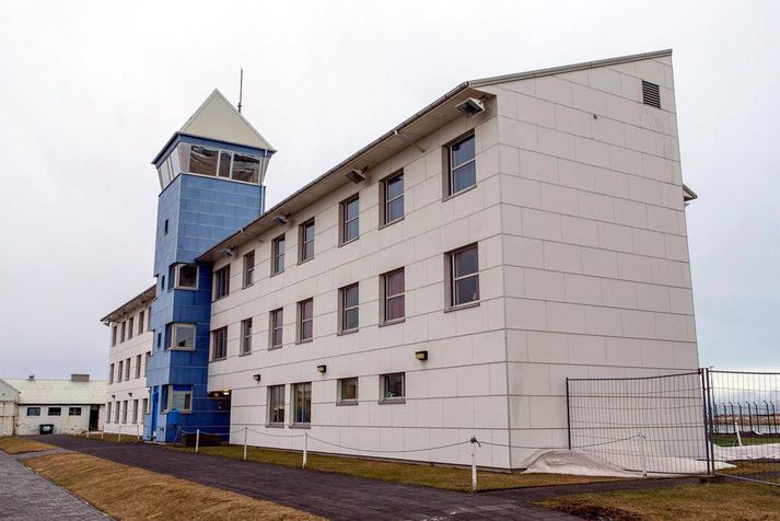 Afstaða hefur jafnvel fengið kvartanir þar sem fullyrt er að verjandi sé undir áhrifum vímuefna, bæði í dómssal og á lögmannastofu.
