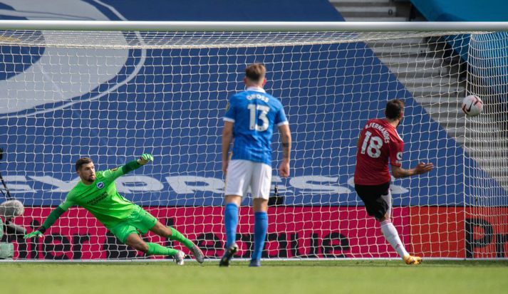 Brighton & Hove Albion v Manchester United - Premier League BRIGHTON, ENGLAND - SEPTEMBER 26: Manchester United's Bruno Fernandes (right) takes a penalty to scores his side's third goal during the Premier League match between Brighton & Hove Albion and Manchester United at American Express Community Stadium on September 26, 2020 in Brighton, United Kingdom. (Photo by David Horton - CameraSport via Getty Images)