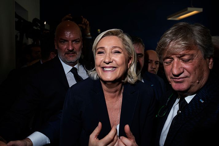 Franska þjóðfylkingin Front National, með Marine Le Pen í broddi fylkingar, mælist nú í fyrsta sinn með meira fylgi en "En Marche“ flokkur Emmanuels Macron, forseta Frakklands. Kosið verður til Evrópuþings í maí á næsta ári.