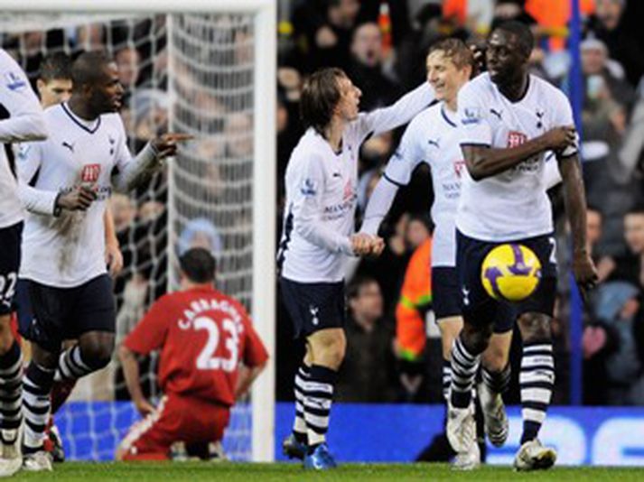 Leikmenn Tottenham fagna sjálfsmarki Jamie Carragher