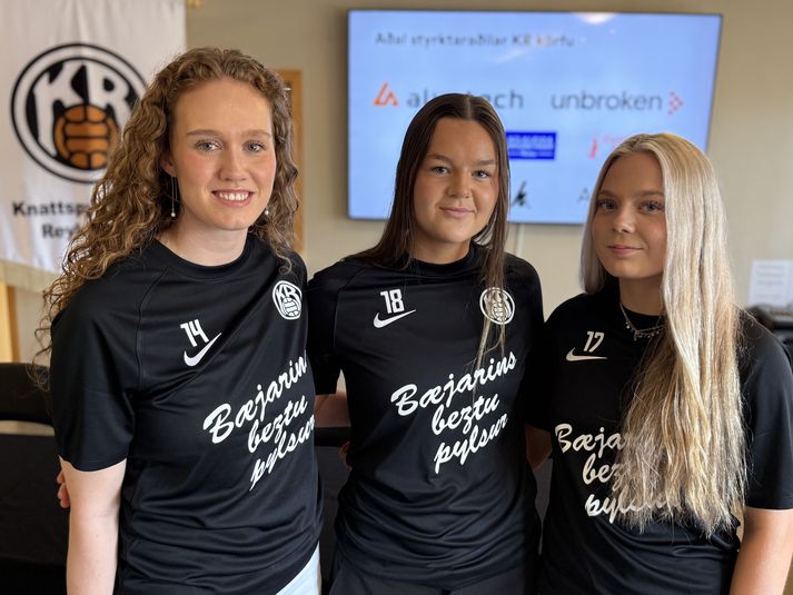 Sara, Emma og Rebekka kampakátar í dag.
