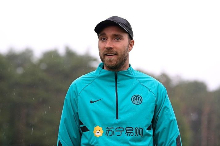 Christian Eriksen sést hér léttur á æfingasvæði Inter.