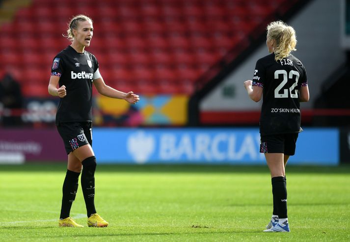 Dagný Brynjarsdóttir fagnar marki sínu gegn Aston Villa. Það var eitt þriggja marka sem hún skoraði í ensku kvennadeildinni í október.