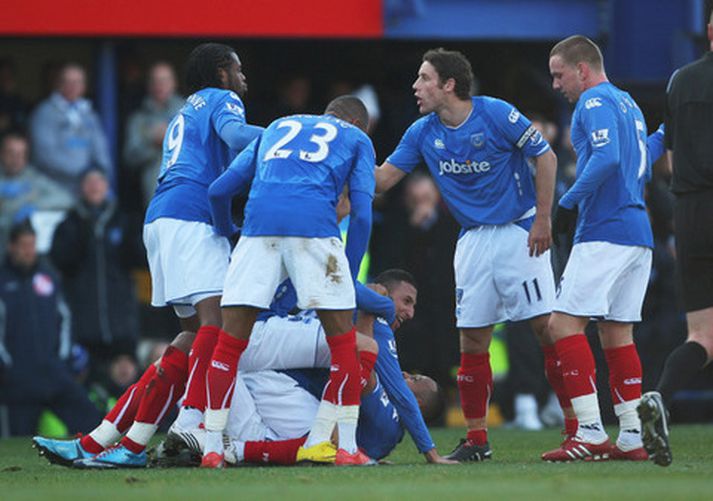 Leikmenn Portsmouth fagna fyrra marki sínu í dag.