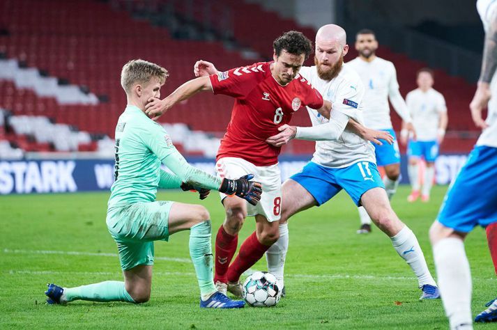 Rúnar Alex Rúnarsson, Thomas Delaney og Aron Einar Gunnarsson í baráttunni áður en Alex handsamaði boltann.