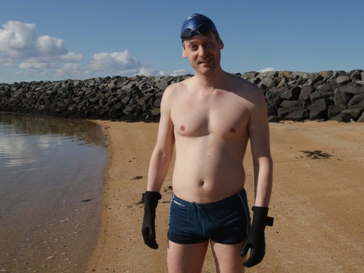 Þess má geta að Einar klæddist einungis sundskýlu, sundhettu auk hanska og sokka. Hann bar ekki á sig smyrsl eða feiti vegna kuldans og notaði ekki froskalappir.

