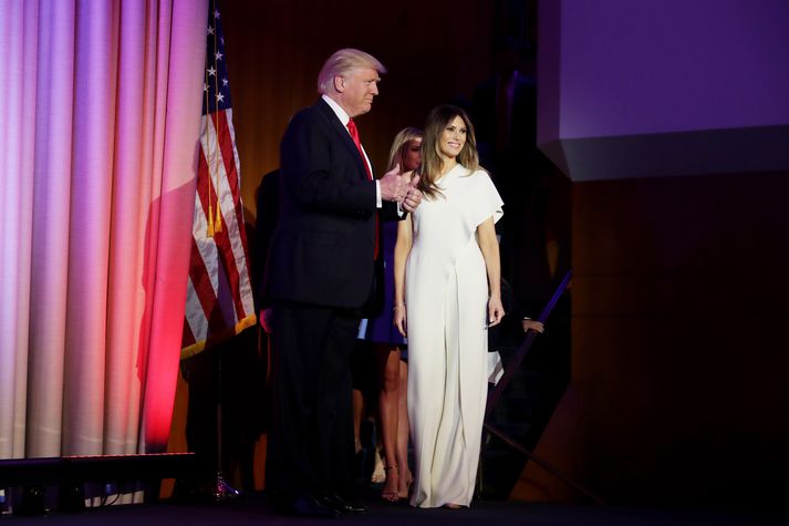 Melania mætti á sviðið ásamt Donald þegar hann hélt ræðu sína eftir að hann sigraði.