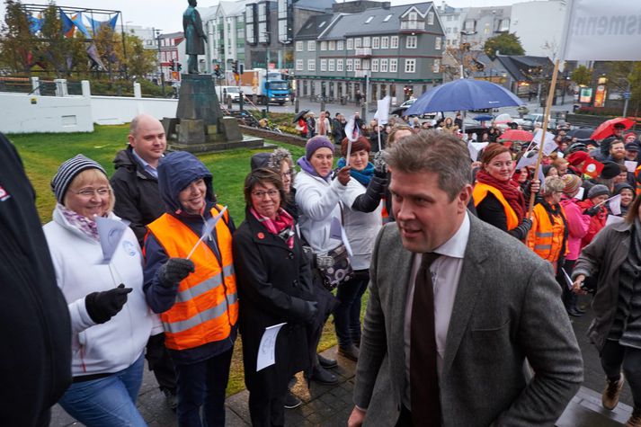 Fjármálaráðherra mætti mótmælendum á tröppum stjórnarráðsbyggingarinnar þegar hann kom þar til ríkisstjórnarfundar í gærmorgun.