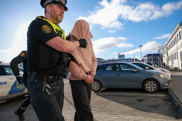 Sakborningur leiddur fyrir dómara á fyrstu stigum rannsóknar málsins. Reiknað er með því að ákærðu mæti öll í dómssal í dag og svari spurningum saksóknara og verjenda.