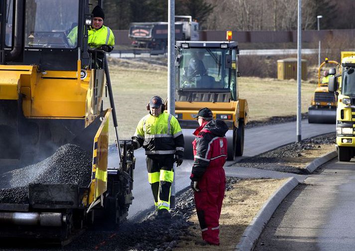 Heiðgulir risarnir eru mættir á göturnar og munu ekki hvílast fyrr en seint í haust. 