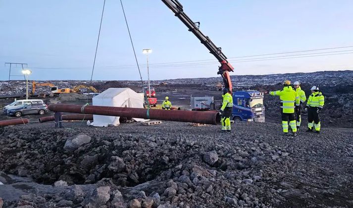 Um fimmtíu manns unnu að framkvæmdum í nótt og nýjar vaktir taka við í dag.