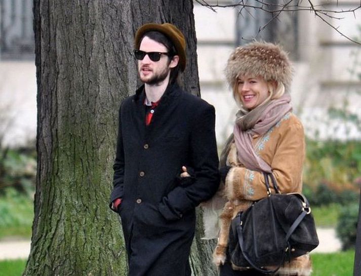 Sienna er sögð vera trúlofuð leikaranum Tom Sturridge.
