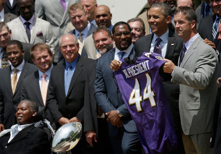 Obama ásamt liðsmönnum Baltemore Ravens.