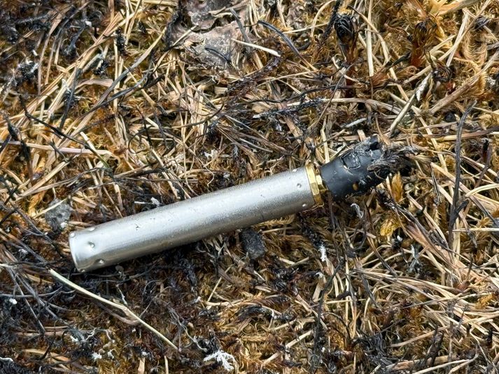 Sviðin rafbyssupíla á vettvangi í kirkjugarðinum í Keflavík.