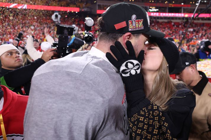 Kelce spilar bandarískan fótbolta með liðinu Kansas Chiefs.
