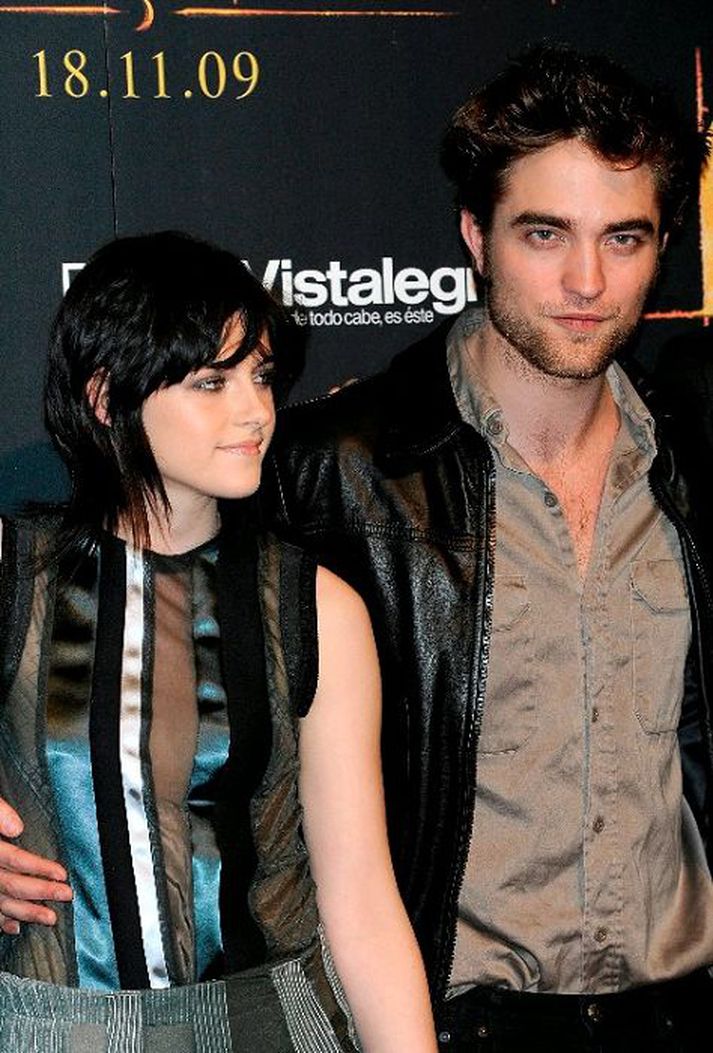 Stewart kann vel að meta þegar Pattinson spilar fyrir hana á gítar.