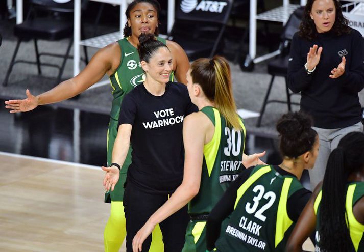 Sue Bird átti hugmyndina að „Kjósið Warnock“ bolunum og hér sést hún í einum slíkum á leik.