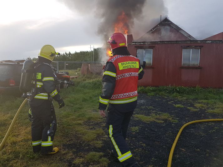 Við aðkomu á vettvang var mikill eldur í húsinu.