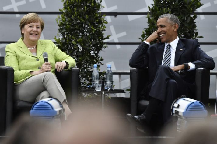 Angela Merkel, kanslari Þýskalands, og Barack Obama, fyrrverandi forseti Bandaríkjanna, sátu fyrir svörum við Brandenborgarhliðið í Berlín í dag.