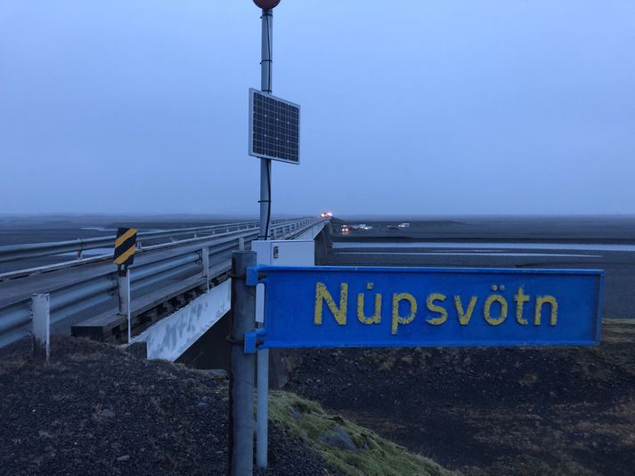 Slysið varð við brúna yfir Núpsvötn í gær.