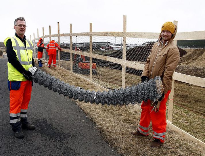 Öryggið í fyrirrúmi. Byrjað er að girða af framkvæmdavæðið við Hlíðarenda í Reykjavík. Til verksins er sagt þurfa um 1.200 metra af girðingarefni.
