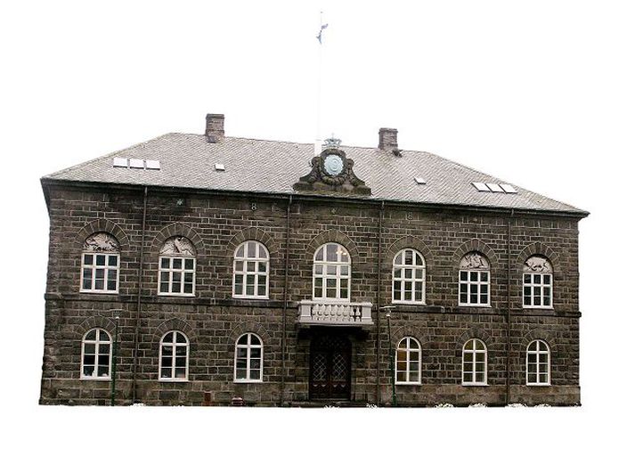Stóru flokkarnir eru flestir of seinir að skila upplýsingum um fjármál sín fyrir árið 2009.