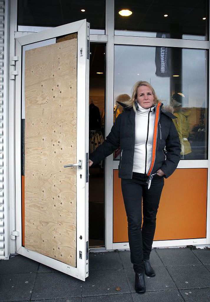 Brotist var inn í verslun Cintamani í Garðabæ. Dagný Guðmundsdóttir framkvæmdarstjóri segir þjófana hafa verið vel skipulagða. 
fréttablaðið/gva