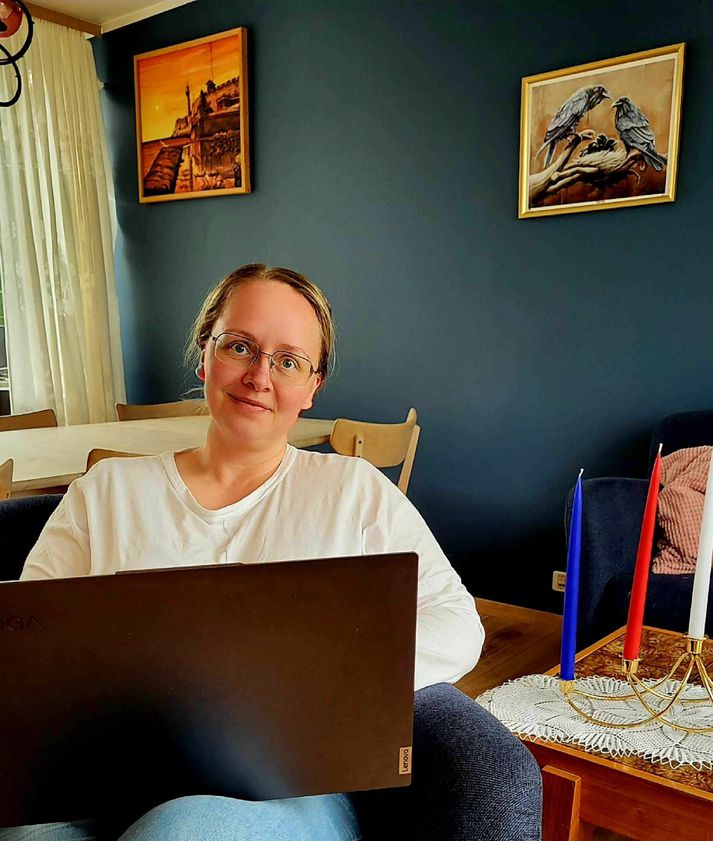Pálína Kroknes Jóhannsdóttir, grunnskólakennari í Flóaskóla í Flóahreppi við tölvuna sína að vinna við nýjasta verkefnið sitt.