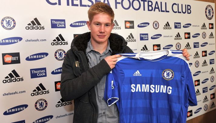 Kevin De Bruyne með Chelsea-búninginn.