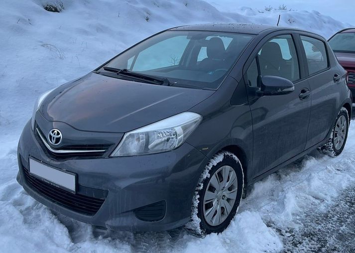 Lögreglan lýsti eftir gráum Toyota Yaris með bílnúmerið NMA87. Síðar kom í ljós að þjófarnir höfðu aðeins stolið bílnúmerinu en ekki bílnum. Þrátt fyrir það var eigandi bílsins látinn dúsa í fangaklefa.