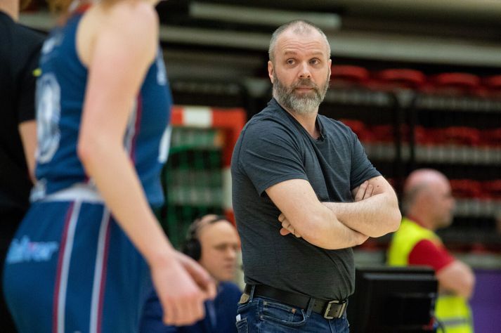 Jón Guðmundsson tók sér hlé frá dómgæslu fyrir nokkrum árum til að sinna þjálfun. Hann stýrði meðal annars Keflavík í efstu deild.