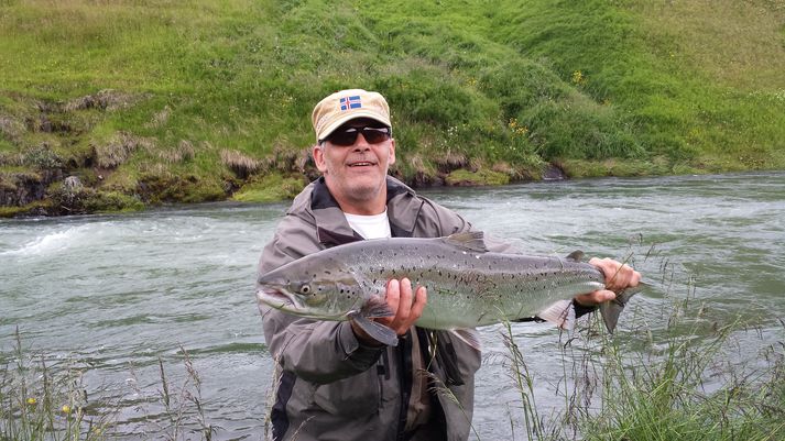 Stórlax heldur uppi veiðinni víðast hvar. Ár á Norðurlandi vekja vonir fyrir sumarið. Þessi 80 sentimetra lax kom úr Berghyl í Fljótaá á miðvikudag, sem er illveiðanleg vegna vatnselgs eins og víða að undanförnu.