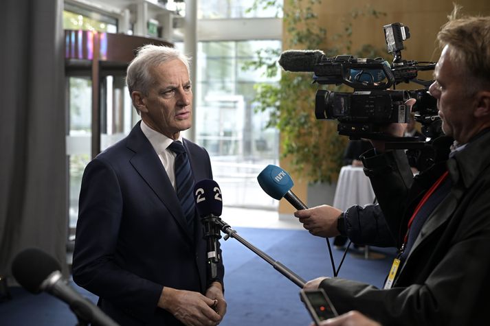 Jonas Gahr Støre fordæmir árásir Hamas en segir Ísraela hafa gengið of langt.