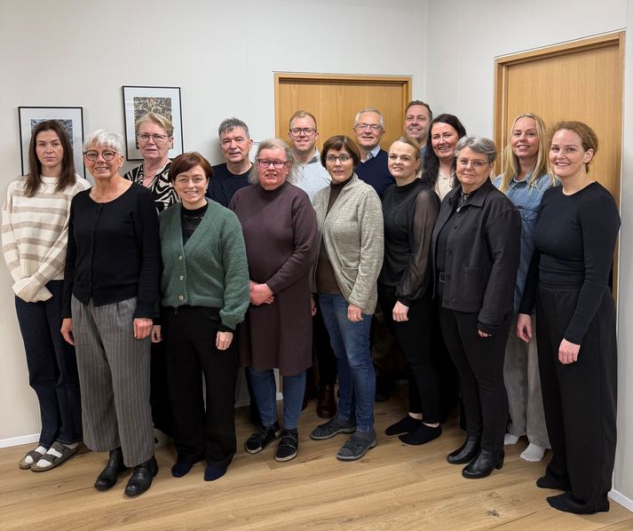 Starfsfólk Endurskoðunar Vestfjarða er ánægt með að vera níunda árið í röð á lista Creditinfo yfir Framúrskarandi fyrirtæki. Á myndina vantar tvo starfsmenn.