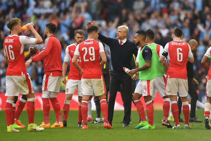 Wenger gefur skipanir til leikmanna sinna í dag.