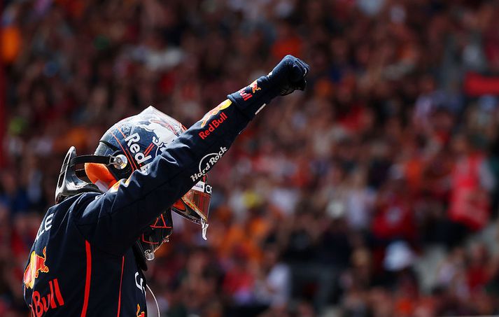 Max Verstappen fagnar sigrinum í dag