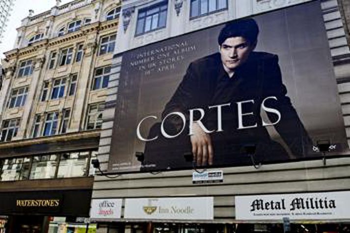 Plakat af Garðari Thor í London.