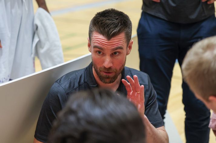 Kjartan Atli, þjálfari Álftanes fer yfir málin.