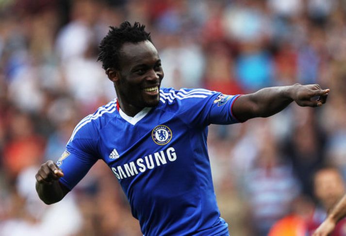 Michael Essien fagnar marki í leik með Chelsea.